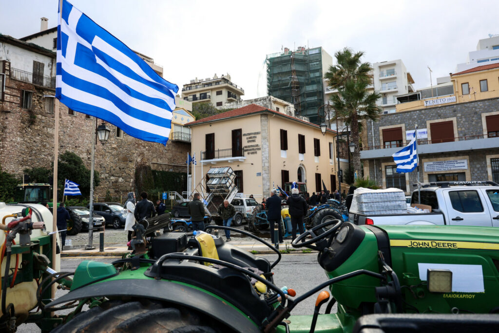 Σκληραίνουν τη στάση τους οι αγρότες με μπλόκα, καταλήψεις και αποκλεισμό τελωνείων