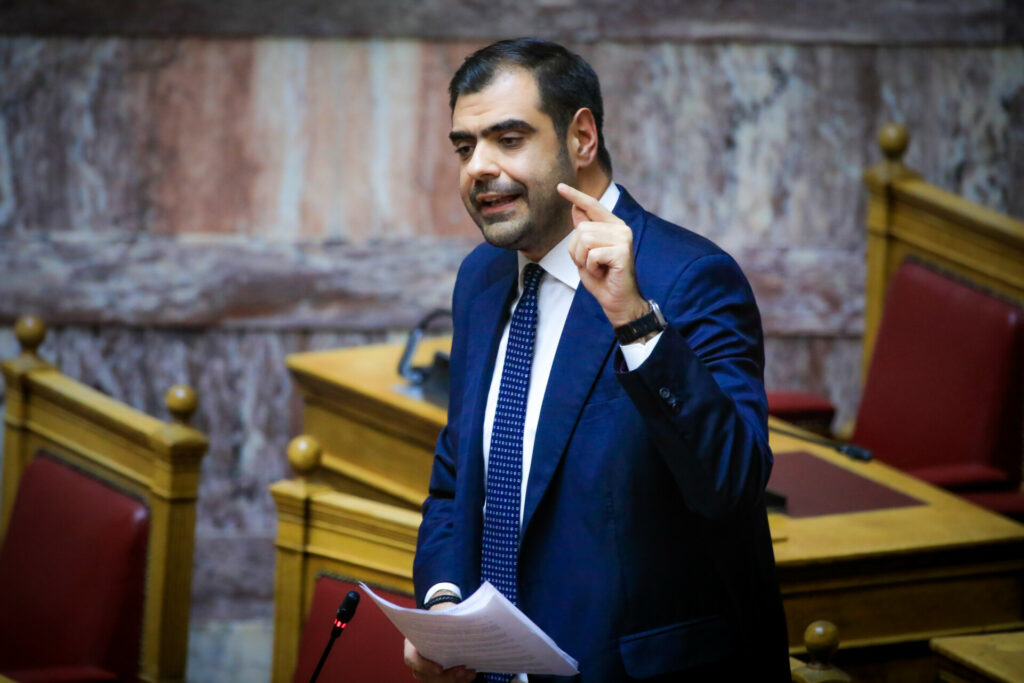 Κόντρα Μαρινάκη-Μάντζου: Στο DNA του ΠΑΣΟΚ το “λεφτά υπάρχουν” – “Δεν κατέβηκαν στους δρόμους για ρεβεγιόν οι αγρότες”