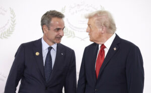 Οι επαφές για το ραντεβού Μητσοτάκη – Τραμπ, η επιστολή-τελεσίγραφο για το πρόγραμμα SAFE, ο κομβικός παράγοντας για τον ανασχηματισμό και το… δίπορτο του Χουλιαράκη