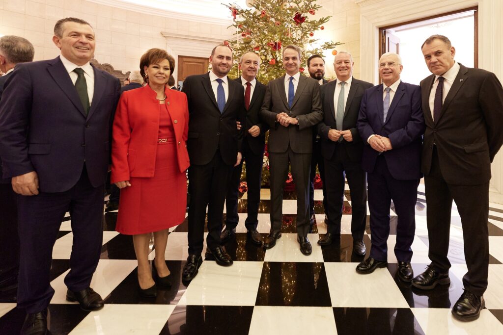 Συνάντηση Μητσοτάκη με τους βουλευτές ΝΔ: Εορταστικό κλίμα, αλλά και ανησυχίες για τα μπλόκα