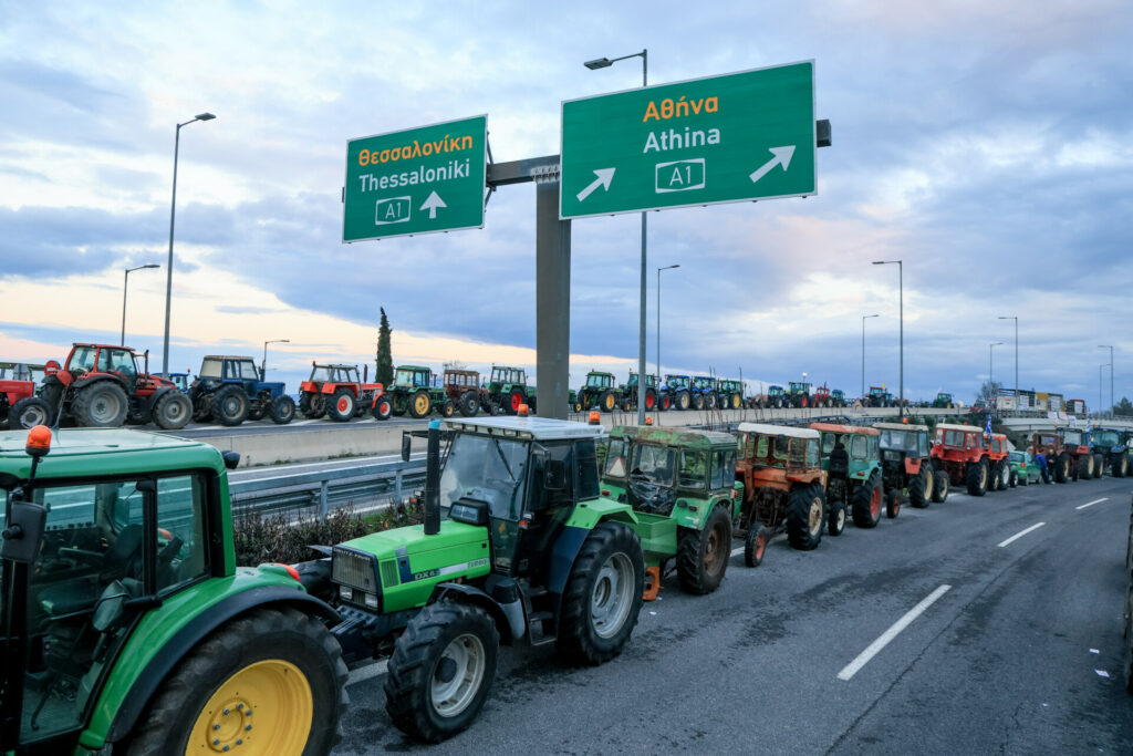 Μπλόκα αγροτών: Κρίσιμη συνεδρίαση στη Λάρισα πριν από τη συνάντηση με τον Μητσοτάκη