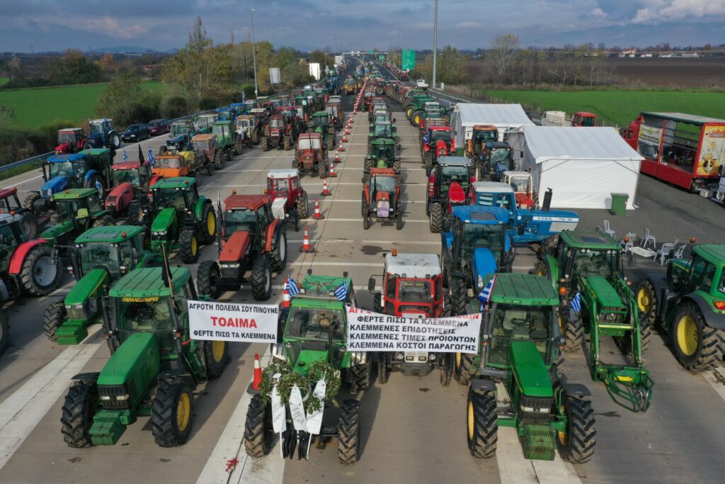Αγρότες: Πληθαίνουν τα μπλόκα, κλειστό και πάλι το αεροδρόμιο Ηρακλείου