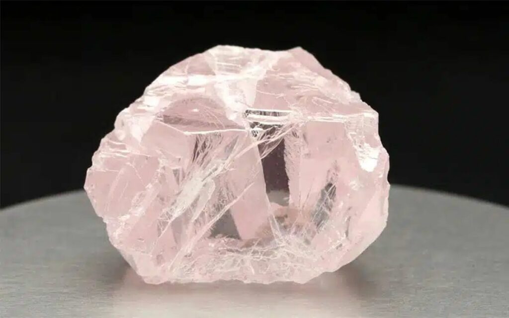 Ροζ διαμάντι γίγας φέρνει αναταράξεις στη βιομηχανία πολύτιμων λίθων