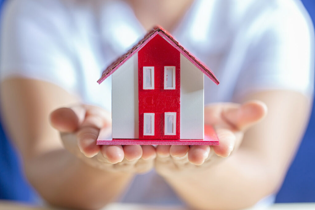 Στέγαση: Τα 12 νέα μέτρα της ΕΕ – Τι αλλάζει σε Airbnb και κενά ακίνητα