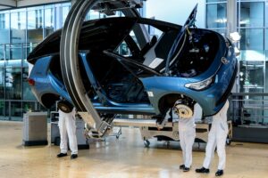 Ποιοι οδηγούν την κούρσα στην αγορά ΙΧ, ποιοι μένουν πίσω και η επίθεση των Κινέζων