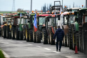 Αγρότες: Μοιράζουν όσπρια και κηπευτικά, δεν άνοιξαν τα διόδια στο Ωραιόκαστρο