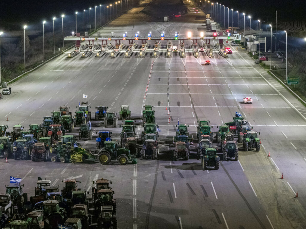 Μπλόκα αγροτών: Επ’ αόριστον κλείνει το ρεύμα προς Αθήνα στα Μάλγαρα