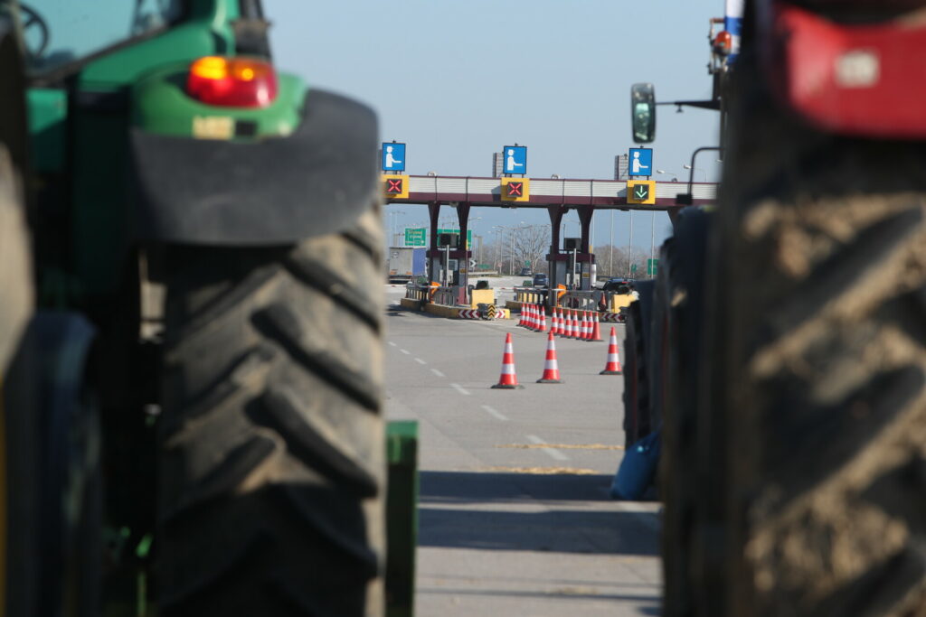 Σφίγγουν τον κλοιό οι αγρότες, κλιμακώνουν τις κινητοποιήσεις τους