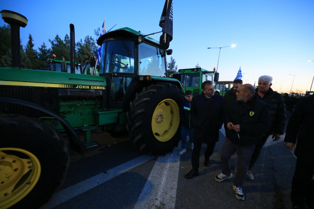 Μπλόκα αγροτών: Κλειστή και σήμερα η Εθνική, αυξάνονται συνεχώς τα τρακτέρ