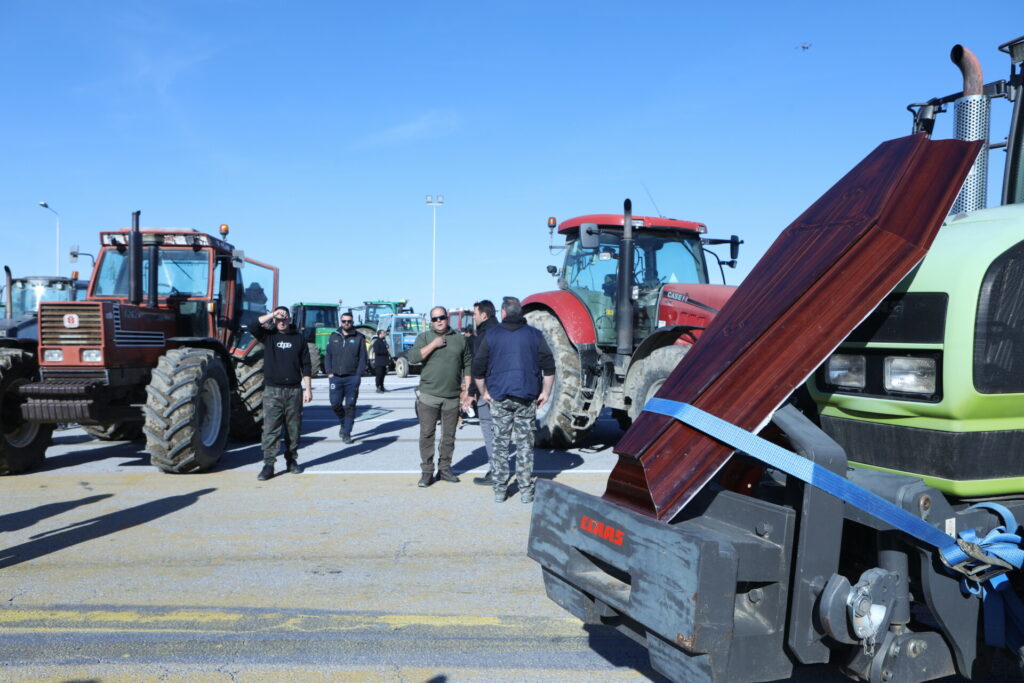 Μπλόκα αγροτών: Αιφνιδιαστικό κλείσιμο της Εθνικής στα Μάλγαρα, εντείνονται οι κινητοποιήσεις