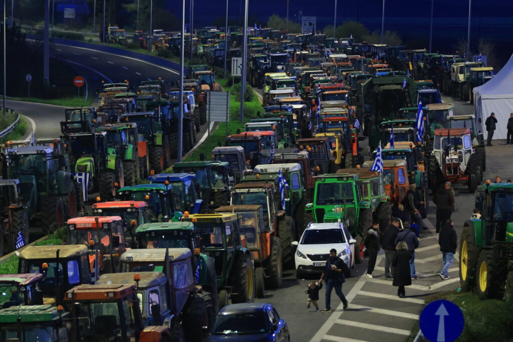 Μπλόκα αγροτών: Συνεχίζονται οι κινητοποιήσεις, κλείνει ο Προμαχώνας