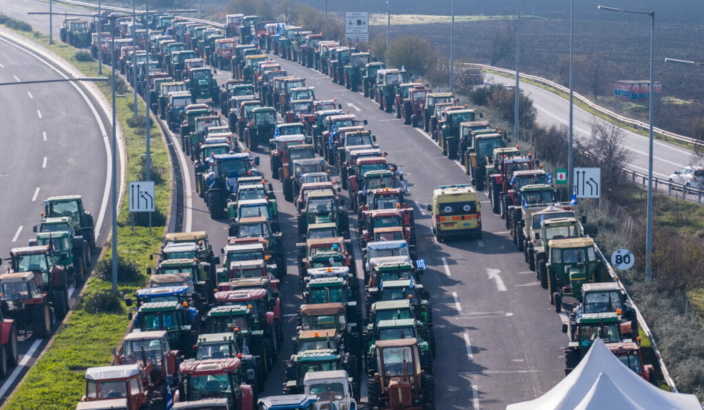 Μπλόκα αγροτών: Πού υπάρχει κίνηση – Καλύτερη η εικόνα από χθες