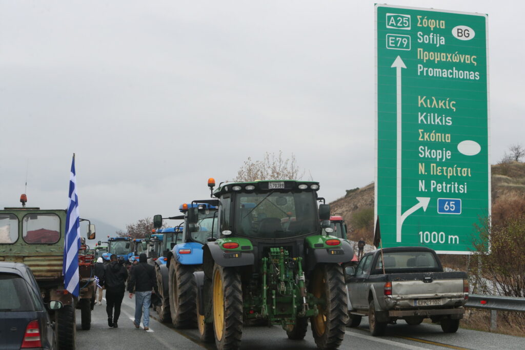 Μπλόκα αγροτών: Κλείνουν επ’ αόριστον τον σταθμό Προμαχώνα για τα φορτηγά