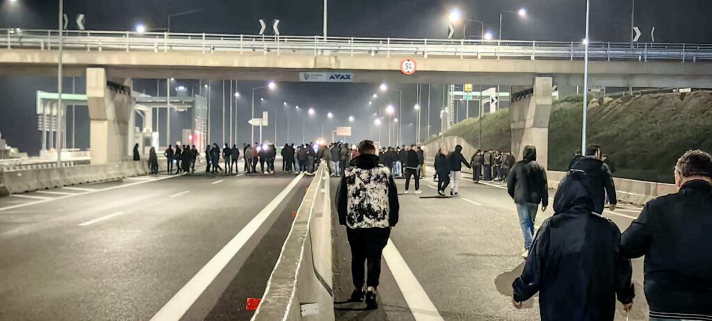 Έκλεισαν την εθνική οδό Πατρών-Πύργου οι αγρότες, oυρές χιλιομέτρων