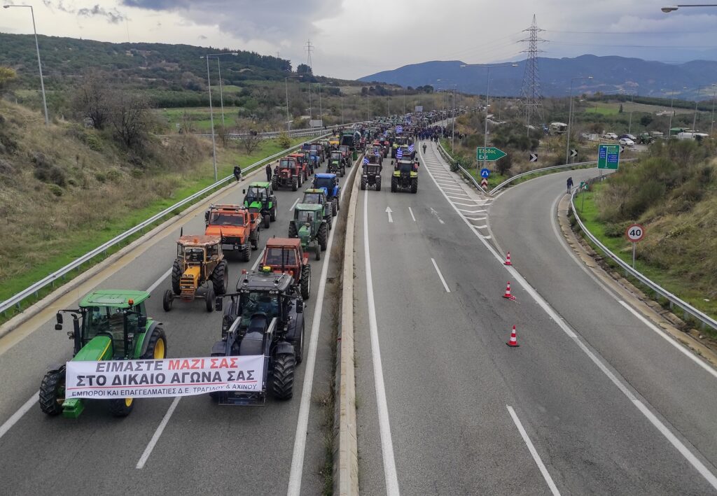 Επεισόδια στο Μακεδονία, κλιμακώνονται τα μπλόκα