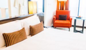 Βραχυχρόνιες μισθώσεις (Airbnb): Εισοδήματα 974 εκατ. ευρώ το 2025, νέοι έλεγχοι από την ΑΑΔΕ