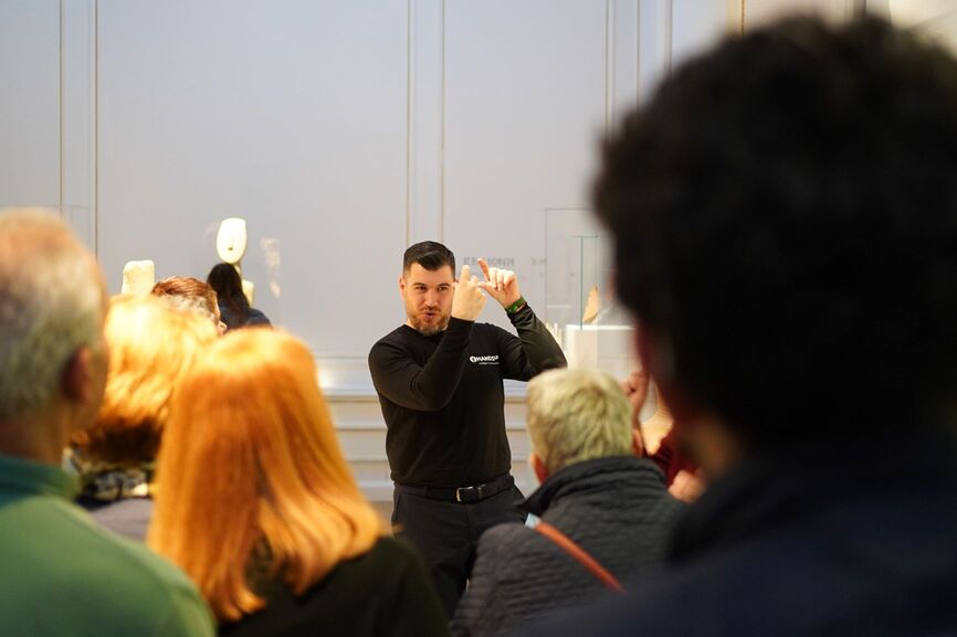 Μόλις ένας στους δέκα πολίτες με σοβαρή αναπηρία έχει παρακολουθήσει ζωντανές θεατρικές ή μουσικές παραστάσεις στην Ελλάδα, σύμφωνα με το Παρατηρητήριο Θεμάτων Αναπηρίας της ΕΣΑμεΑ, ενώ ακόμα λιγότεροι έχουν επισκεφθεί κινηματογράφο ή μουσείο. Γι’ αυτό η Alpha Bank, για μία ακόμη χρονιά, βρίσκεται στην πρώτη γραμμή προάσπισης του δικαιώματος της πρόσβασης στον πολιτισμό, με πρωτοβουλίες, δράσεις και συνεργασίες, φέρνοντας την τέχνη κοντά σε όλους, χωρίς περιορισμούς. Με την πρωτοβουλία «Πολιτισμός για όλους», η τράπεζα κάνει πράξη την προσβασιμότητα και τη συμπερίληψη στην τέχνη, στηρίζοντας σημαντικούς πολιτιστικούς οργανισμούς και φορείς της χώρας, προκειμένου να προσφέρουν συνθήκες καθολικής προσβασιμότητας στα δρώμενα που διοργανώνουν, με συνολικά 244.000 ωφελούμενους μέχρι στιγμής. Σινεμά για όλους Από το 2019, η Alpha Bank είναι χορηγός προσβασιμότητας του Φεστιβάλ Κινηματογράφου Θεσσαλονίκης, με στόχο να διασφαλιστεί ότι κάθε θεατής, ανεξαρτήτως φυσικών ή αισθητηριακών περιορισμών, μπορεί να απολαύσει τη δύναμη της έβδομης τέχνης. Θέσπισε, μάλιστα, το Βραβείο Προσβασιμότητας, που απονέμεται τόσο στο Φεστιβάλ Κινηματογράφου Θεσσαλονίκης κάθε Νοέμβριο, όσο και στο Φεστιβάλ Ντοκιμαντέρ κάθε Μάρτιο και βραβεύει ταινίες ή προσωπικότητες που προβάλλουν το ζήτημα της προσβασιμότητας στις τέχνες, ενώ συνοδεύεται από χρηματικό έπαθλο ύψους 3.000 ευρώ. Η καθολικά προσβάσιμη εκδοχή του ντοκιμαντέρ «Λώξη», με πρωταγωνίστρια μία ηθοποιό με σύνδρομο Down που έχει διακριθεί με το Βραβείο Προσβασιμότητας Alpha Bank, κάνει το ντεμπούτο της στην EΡT3 και την πλατφόρμα ERTflix. Η ταινία προβλήθηκε το 2025 σε κινηματογραφικές αίθουσες, σε Φεστιβάλ και στη σχολική κοινότητα και την έχουν παρακολουθήσει περισσότερα από 1.000 άτομα. Το 2025, 24.800 άτομα παρακολούθησαν 63 προσβάσιμες προβολές. Παράλληλα, περισσότερα από 37.000 εμποδιζόμενα άτομα, ωφελήθηκαν από τις παρεμβάσεις που κατέστησαν πλήρως προσβάσιμες τις κινηματογραφικές αίθουσες. Στο φετινό Φεστιβάλ, προβλήθηκαν 30 ελληνικές ταινίες με ακουστική περιγραφή και ενδογλωσσικούς υπότιτλους, ενώ στις εκδηλώσεις συμμετείχε και ο χρυσός Παραολυμπιονίκης, Νάσος Γκαβέλας, που υποστηρίζει ως πρεσβευτής προσβασιμότητας τις δράσεις της Alpha Bank. Προσβάσιμες παραστάσεις στο Εθνικό Θέατρο και την Εθνική Λυρική Σκηνή Για τρίτη συνεχόμενη θεατρική χρονιά, η Alpha Bank συνεργάζεται με το Εθνικό Θέατρο, ώστε μέσα από καθολικά προσβάσιμες παραστάσεις να φέρει το θέατρο κοντά σε όλους. Από το 2024, έχει υποστηρίξει 13 παραστάσεις για ενήλικες και παιδιά, που παρακολούθησαν πάνω από 2.500 άτομα, ενώ φέτος έχουν προγραμματιστεί άλλες 6 καθολικά προσβάσιμες παραστάσεις. Σε συνεργασία με την Εθνική Λυρική Σκηνή, η τράπεζα υλοποιεί το πρόγραμμα καθολικής προσβασιμότητας "Όλοι μαζί στην Όπερα". Στο πλαίσιο του Προγράμματος, διοργανώνονται καθολικά προσβάσιμες παραστάσεις και καλλιτεχνικά εργαστήρια, για άτομα με ή χωρίς αναπηρία. Έως τώρα έχουν παρουσιαστεί συνολικά 14 καθολικά προσβάσιμες παραστάσεις με πάνω από 30.000 θεατές και 5 κύκλοι καλλιτεχνικών εργαστηρίων, με περισσότερους από 300 συμμετέχοντες. Παράλληλα, η τράπεζα έχει υποστηρίξει εκπαιδευτικά σεμινάρια για το προσωπικό της Εθνικής Λυρικής Σκηνής, σε θέματα προσβασιμότητας. Στις 28 και 30 Δεκέμβριου 2025, θα παρουσιαστεί σε συνθήκες καθολικής προσβασιμότητας η όπερα σκιών «Ο Καραγκιόζης Ριγολέττος», ανοίγοντας τον κύκλο των καθολικά προσβάσιμων παραστάσεων για την καλλιτεχνική σεζόν 2025-2026. Συνεργασία με το Μέγαρο Μουσικής Θεσσαλονίκης και Αθηνών Το Μέγαρο Μουσικής Θεσσαλονίκης με την υποστήριξη της Alpha Bank, παρουσίασε για πρώτη φορά στην Βόρεια Ελλάδα όπερα και συμφωνική συναυλία σε συνθήκες καθολικής προσβασιμότητας για ανθρώπους με κινητικές και αισθητηριακές αναπηρίες, ενώ στις 7, 9 και 10 Δεκεμβρίου 2025 θα παρουσιαστεί το έργο «Ο κουρέας της Σεβίλλης». Επιπλέον, πραγματοποιείται με επιτυχία ο κύκλος εκδηλώσεων «Συγγραφείς του κόσμου ταξιδεύουν στο Μέγαρο» που φιλοξενεί συναντήσεις με αγαπημένους συγγραφείς του αναγνωστικού κοινού, όπου παρέχεται, με την υποστήριξη της τράπεζας, διερμηνεία στην Ελληνική Νοηματική Γλώσσα. Έως σήμερα, έχουν πραγματοποιηθεί 8 συναντήσεις, με περισσότερα από 3.000 άτομα να έχουν παρακολουθήσει τις εκδηλώσεις. Παράλληλα, μία νέα μεγάλη συνεργασία ξεκινά με το Μέγαρο Μουσικής Αθηνών, που θα περιλαμβάνει πρόγραμμα συμπεριληπτικής εκπαίδευσης για παιδιά με αναπηρία ή από ευάλωτες κοινωνικές ομάδες, εξασφαλίζοντας την ισότιμη συμμετοχή τους σε πολιτιστικές δράσεις υψηλής ποιότητας. Επίσης, διοργανώνονται προσβάσιμες συναυλίες και εκπαιδευτικές δράσεις για παιδιά με οπτική, νευροαναπτυξιακή ή/και κινητική αναπηρία, με διερμηνεία στην Ελληνική Νοηματική Γλώσσα. Πιο συγκεκριμένα, για παιδιά με ακουστική αναπηρία, πραγματοποιείται οπτικοποίηση της μουσικής και των παραγόμενων ήχων μέσω γραφήματος κυματομορφής, ενώ για παιδιά με οπτική αναπηρία, απτική ξενάγηση. Στο πλαίσιο της ισότιμης πρόσβασης, ειδικές δράσεις μεταφέρονται σε νοσοκομεία όπου νοσηλεύονται ή φιλοξενούνται παιδιά, όπως τα Νοσοκομεία Παίδων Αγία Σοφία, Αγλαΐα Κυριακού και η Ογκολογική Μονάδα Παίδων. Προσβάσιμες εμπειρίες στα μουσεία H Alpha Bank στήριξε την πρώτη πανκυκλαδική έκθεση «Κυκλαδίτισσες: Άγνωστες ιστορίες γυναικών των Κυκλάδων» του Μουσείου Κυκλαδικής Τέχνης, την οποία επισκέφτηκαν περισσότερα από 44.000 άτομα, προσφέροντας μία σειρά από μοναδικές προσβάσιμες εμπειρίες, διαλέξεις με διερμηνεία στην Ελληνική Νοηματική Γλώσσα, ειδικές ξεναγήσεις για άτομα με προβλήματα ακοής και ακουστικές ξεναγήσεις για άτομα με προβλήματα όρασης. Προσβάσιμες πολιτιστικές πρωτοβουλίες Alpha Bank, Ξενάγηση στο Κυκλαδικό Μουσείο για προσβασιμότητα και συμπερίληψη