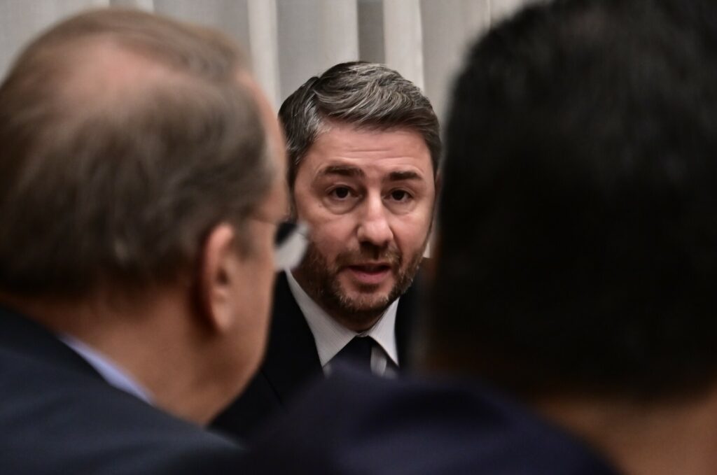 Ο άνθρωπος που συμβουλεύεται ο Ανδρουλάκης πριν από κάθε κρίσιμη απόφαση στο ΠΑΣΟΚ και ο Χάρης Δούκας που, όπως εξελίσσονται τα πράγματα, καλείται να δεχτεί τη μοίρα του