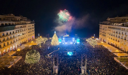 Θεσσαλονίκη: Φαντασμαγορική γιορτή στη φωταγώγηση του χριστουγεννιάτικου δέντρου, με τα τραγούδια του Αντώνη Ρέμου