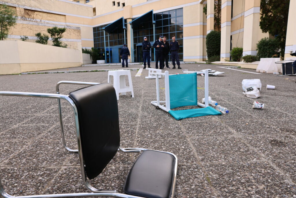 Ένταση με καρεκλοπόλεμο και χημικά στο υπουργείο Μεταφορών στο πλαίσιο της απεργίας των ταξί