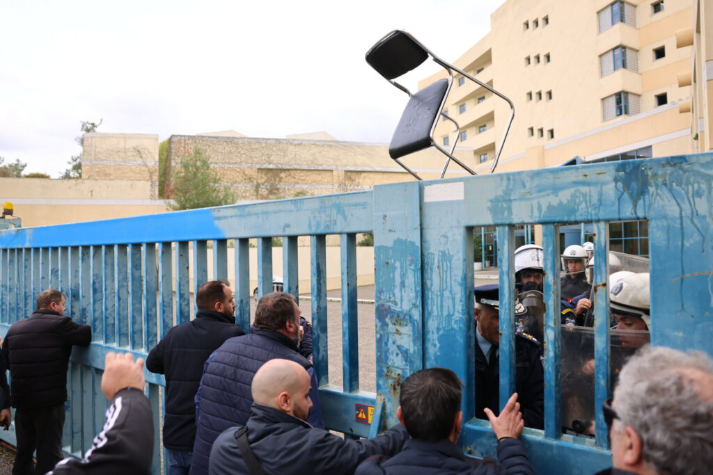 Απεργία ταξί: Ένταση με καρεκλοπόλεμο και χημικά στο υπουργείο Μεταφορών