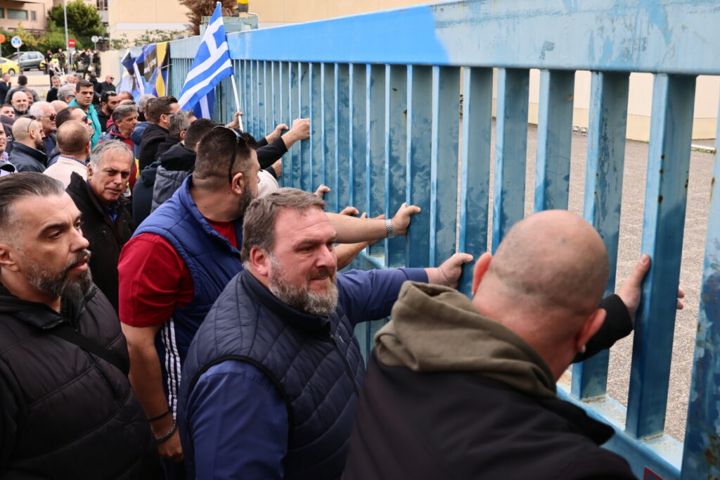 Ένταση με καρεκλοπόλεμο και χημικά στο υπουργείο Μεταφορών στο πλαίσιο της απεργίας των ταξί