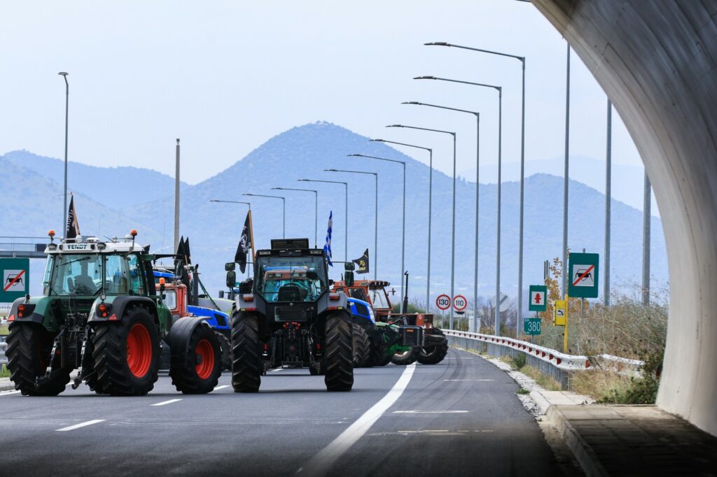 Κλιμακώνουν οι αγρότες, μπλόκα σε Ιονία Οδό, Ε65 και Μπράλο