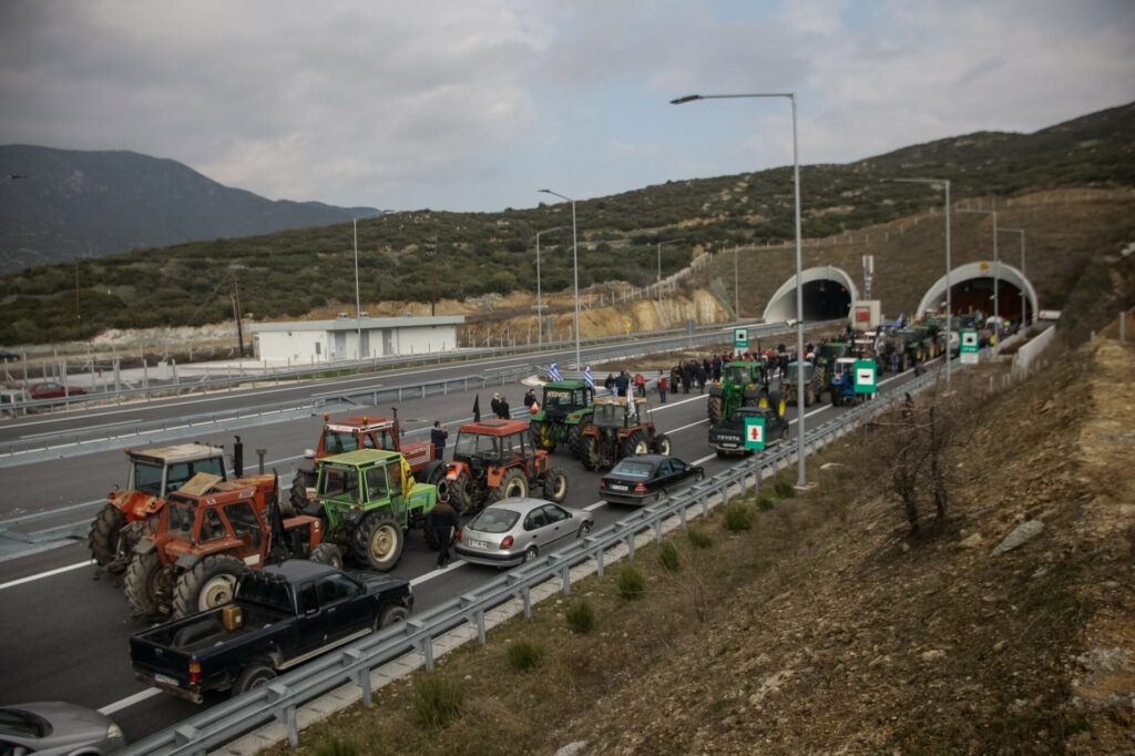 Μπλόκα αγροτών: Κλειστές οι σήραγγες στα Τέμπη, τι γίνεται σε Μάλγαρα, Τρίκαλα, Αιτωλοακαρνανία, Ηλεία – Η πρόθεση για τα Χριστούγεννα
