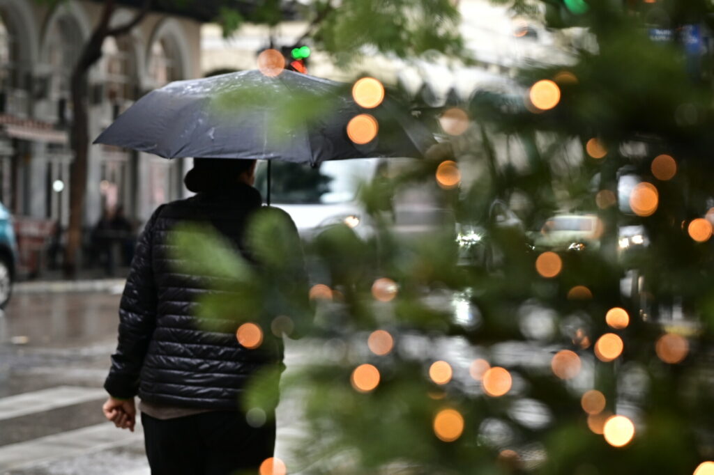 Καιρός τα Χριστούγεννα: Με ομπρέλες ανήμερα, αναλυτικά η πρόγνωση