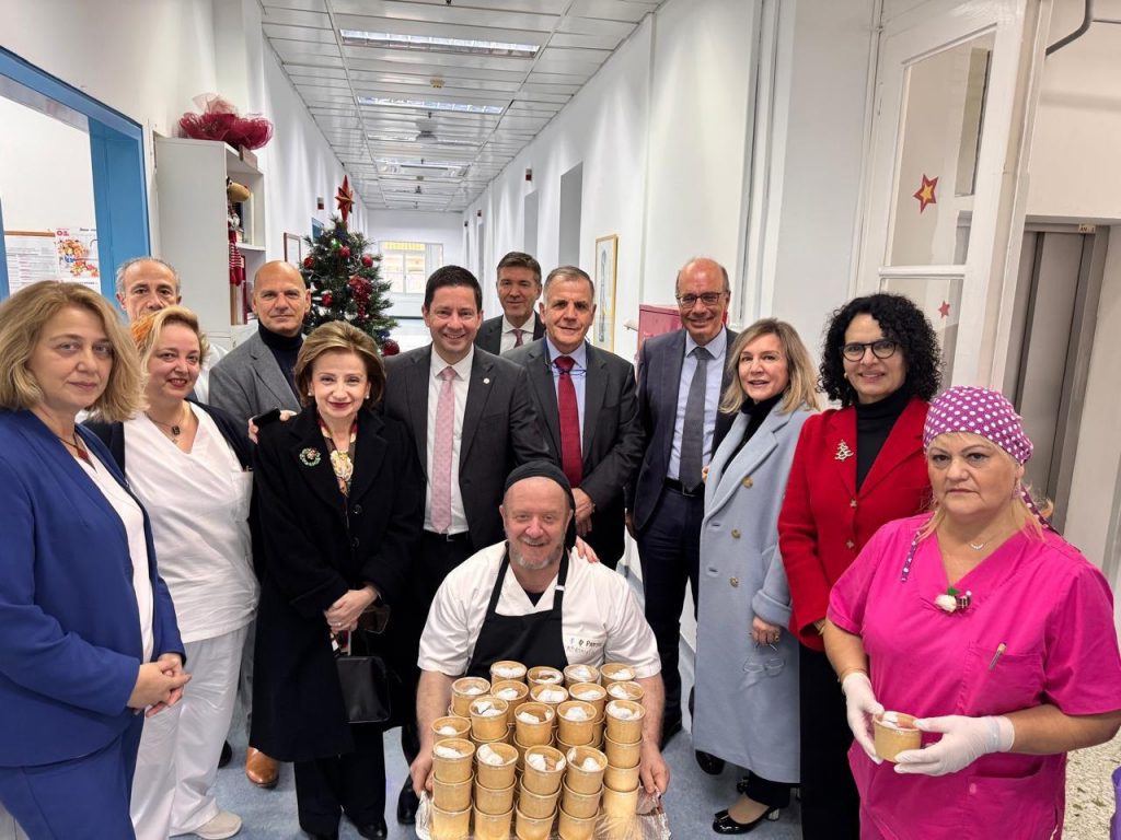 ΕΚΠΑ: Επίσκεψη για ευχές στα πανεπιστημιακά νοσοκομεία