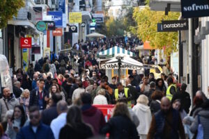 Εορταστικό ωράριο Χριστουγέννων 2025: Τι ώρα θα κλείσουν τα καταστήματα το Σάββατο 20 Δεκεμβρίου