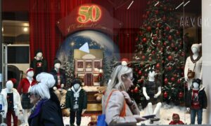 Εορταστικό ωράριο Χριστουγέννων 2025: Τι ώρα θα ανοίξουν καταστήματα και σούπερ μάρκετ την Κυριακή