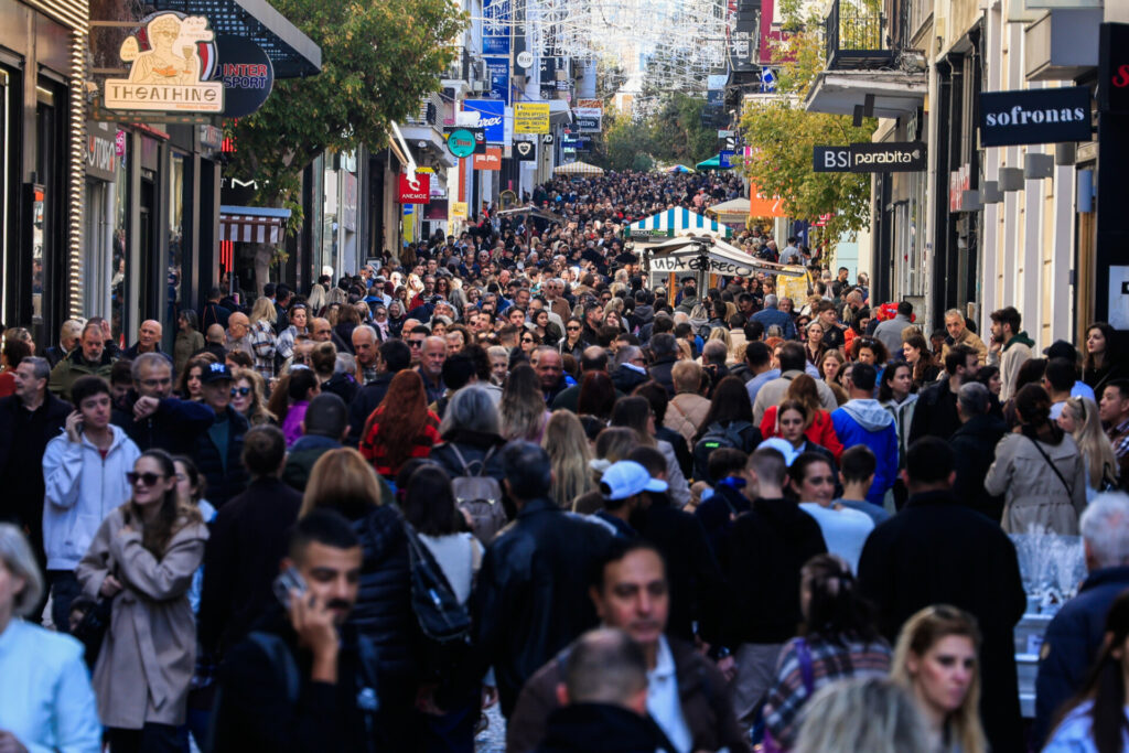 Εορταστικό ωράριο Χριστουγέννων 2025: Πότε ανοίγουν και πότε κλείνουν τα καταστήματα το Σάββατο