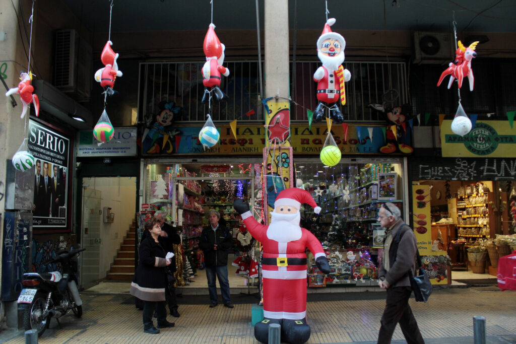 Εορταστικό ωράριο: Τι ώρα κλείνουν τα καταστήματα και τα σούπερ μάρκετ