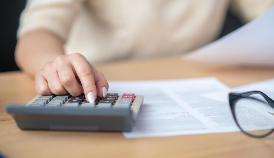 Ποδαρικό με φοροελαφρύνσεις το 2026, πόσο αυξάνονται οι καθαρές αποδοχές για μισθωτούς και συνταξιούχους