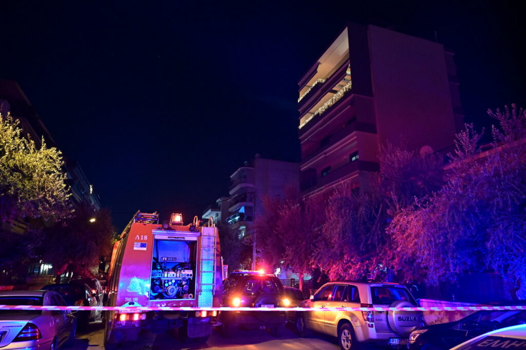 Φωτιά σε διαμέρισμα στην Καλλιθέα, δύο άτομα ανασύρθηκαν αναίσθητα