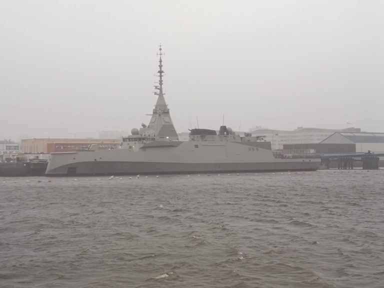 Η ελληνική σημαία υψώνεται στη φρεγάτα Belharra «Κίμων», ιστορική μέρα για το Πολεμικό Ναυτικό