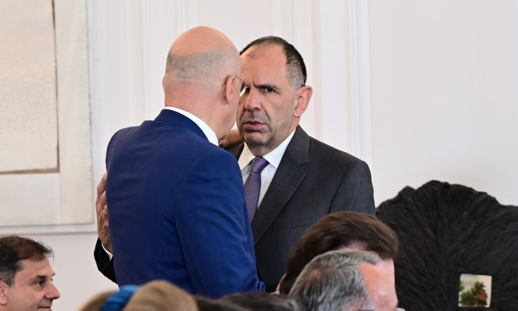 Η επικοινωνία μεταξύ Γεραπετρίτη και Δένδια, η κατάθλιψη που χτύπησε δύο υπουργούς, η δήλωση (που δεν έγινε) για την προεδρία του Eurogroup και τα ανείσπρακτα χρέη του ΕΦΚΑ