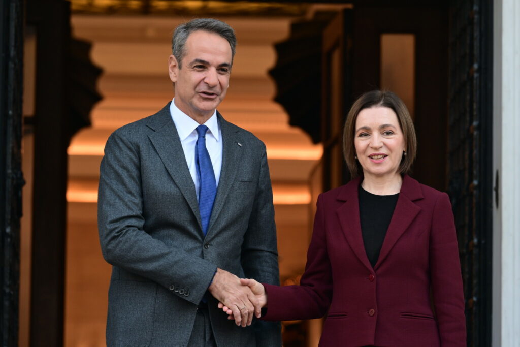 Live οι δηλώσεις Μητσοτάκη και Σάντου