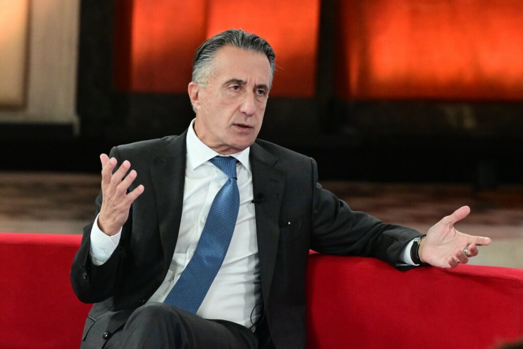 Βαρδινογιάννης και EOS Capital μπαίνουν στην αύξηση κεφαλαίου της EFA Group, λεπτές ισορροπίες στο deal που ετοιμάζει η Carrefour και νέο σχέδιο για τους πλειστηριασμούς