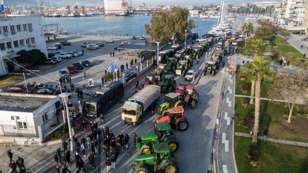 Στα χαρακώματα οι αγρότες: Στο λιμάνι του Βόλου τα τρακτέρ