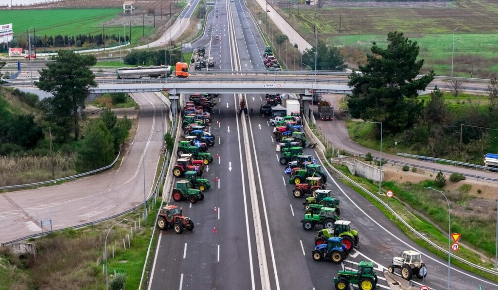 Μπλόκα αγροτών: Χριστούγεννα με τρακτέρ στους δρόμους