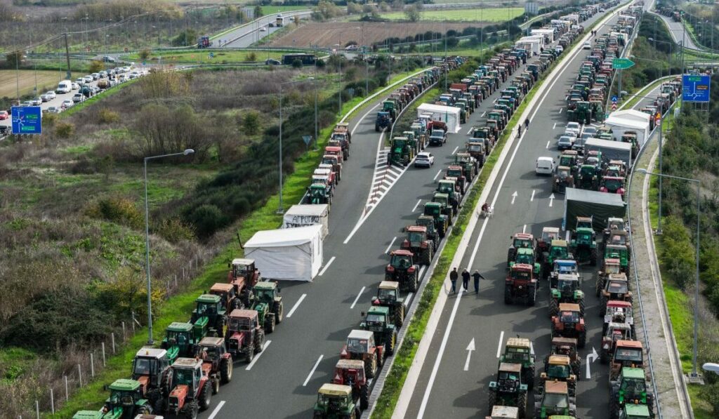 Oι αγρότες σχεδιάζουν μπλόκα έως τις γιορτές