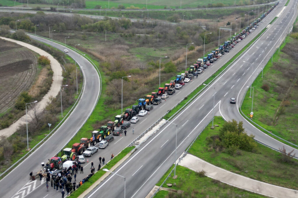 Οι αγρότες ενισχύουν τα μπλόκα, η κυβέρνηση αναζητεί μέτρα-αντίδοτο
