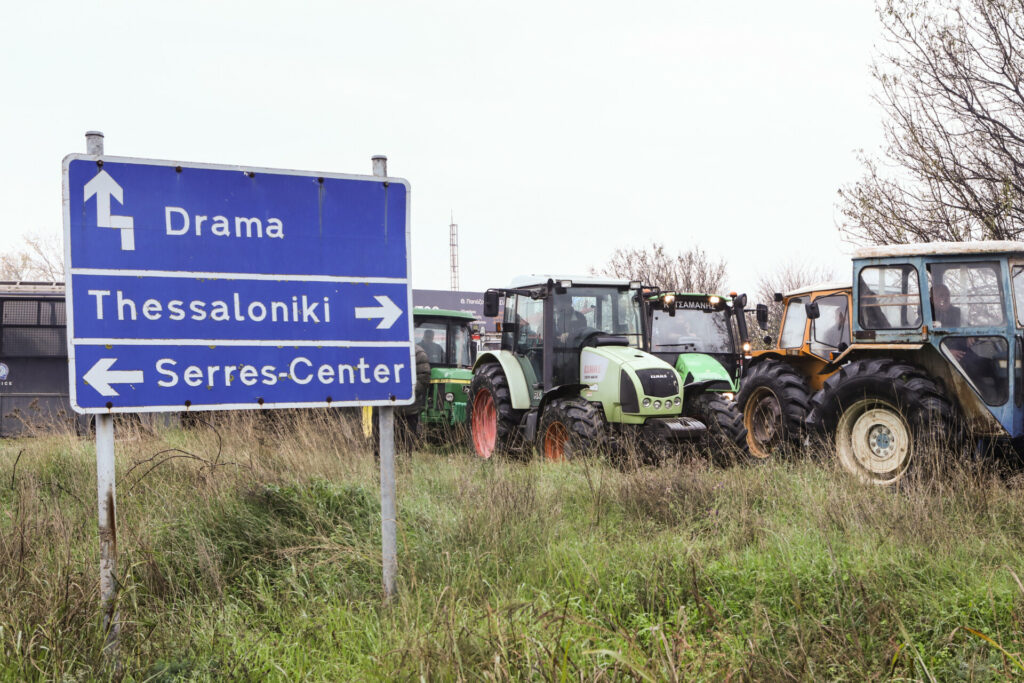 Μπλόκα αγροτών: Κλιμακώνονται οι κινητοποιήσεις, έσπασε το μπλόκο των αστυνομικών