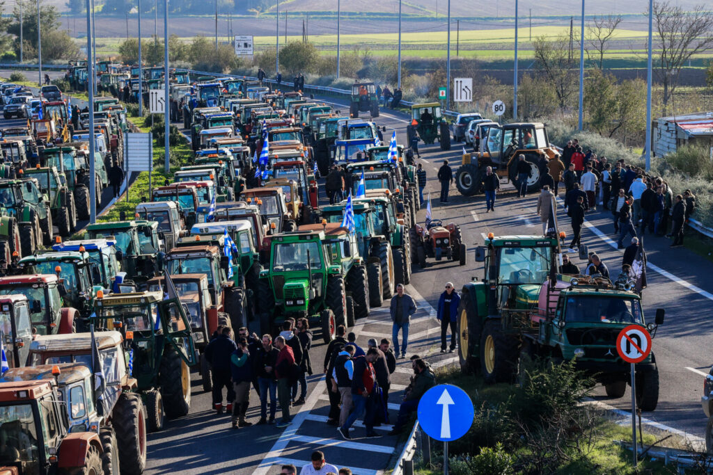 Μπλόκα αγροτών: Σε ποιες περιοχές είναι αποκλεισμένη η Εθνική Οδός