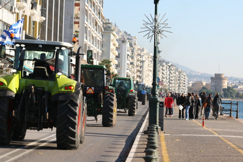 “Μπλόκο” οι αγρότες στην κυβέρνηση, παράθυρο στην αντιπολίτευση
