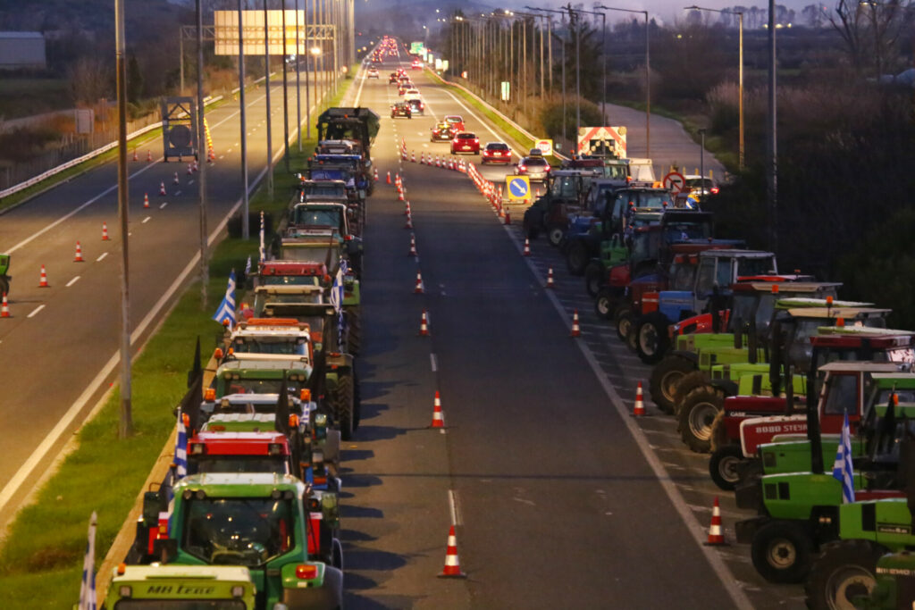 Μπλόκα αγροτών: Ταλαιπωρία για τους εκδρομείς που επιστρέφουν, χιλιόμετρα οι ουρές