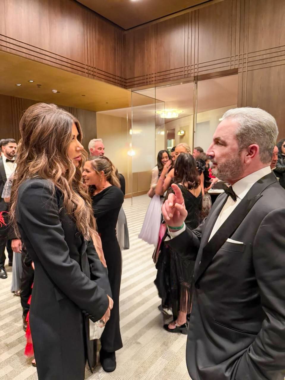 Η Kristi Noem, Secretary of Homeland Security με τον Αλέξανδρο Εξάρχου στο Kennedy Center © Hellas Journal