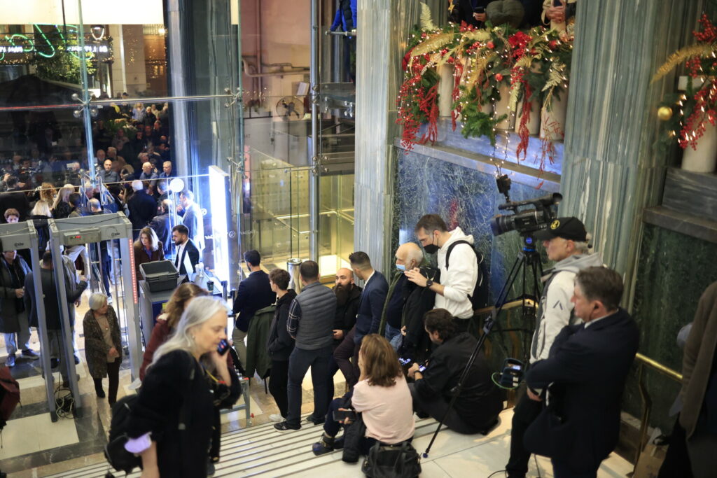 Live η παρουσίαση του βιβλίου του Τσίπρα “Ιθάκη”, ο ΣΥΡΙΖΑ δίνει το “παρών”